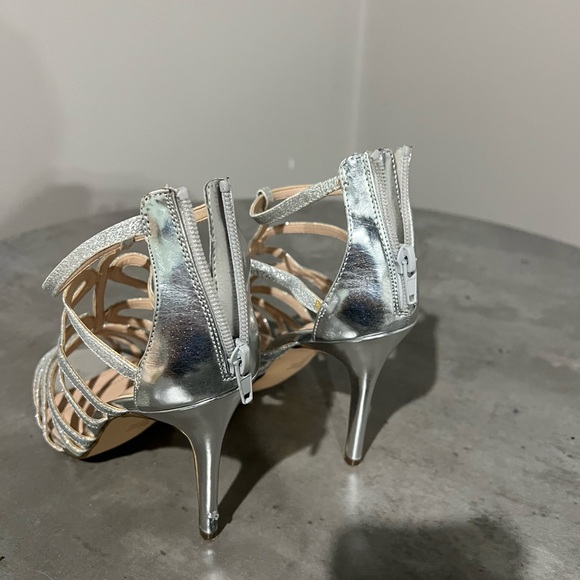 Silver sparkling heels. - Picture 4 of 5
